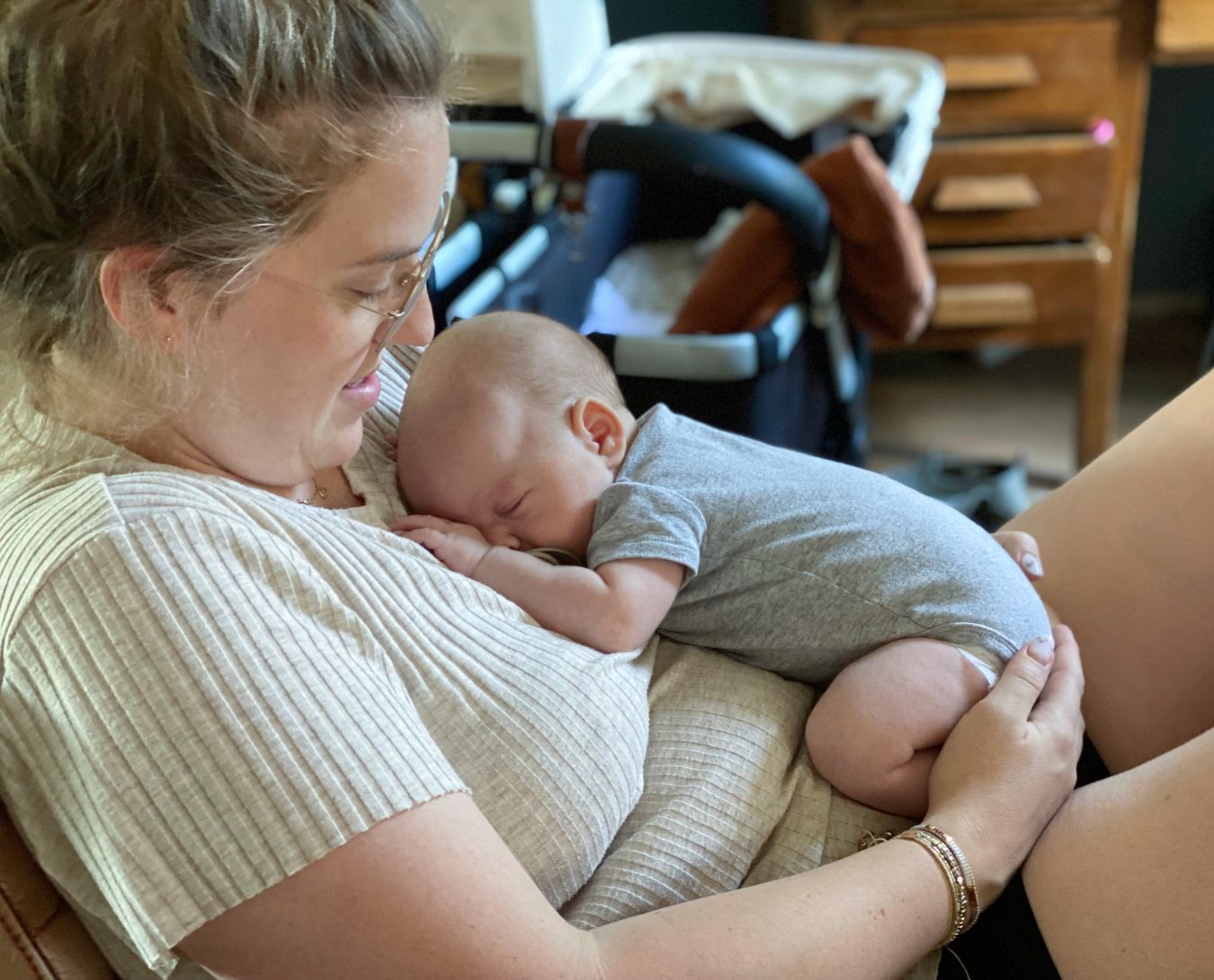 Een pasgeboren baby ligt te slapen