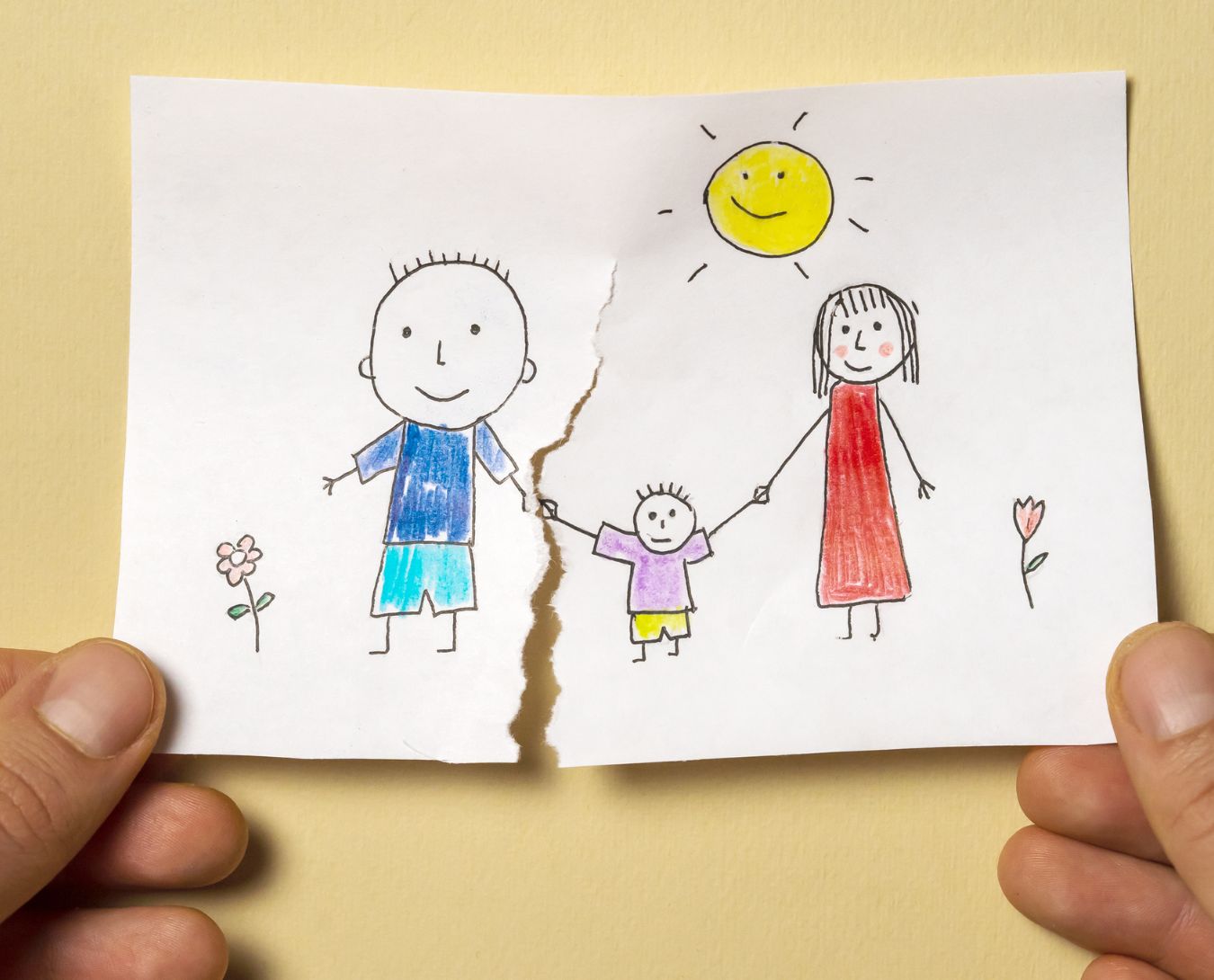 Tekening van gescheiden ouders en hun drie kinderen