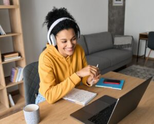 Vrouw bekijkt webinar