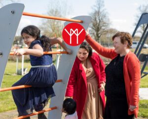 Home-Start vrijwilliger met moeder en kinderen bij klimrek