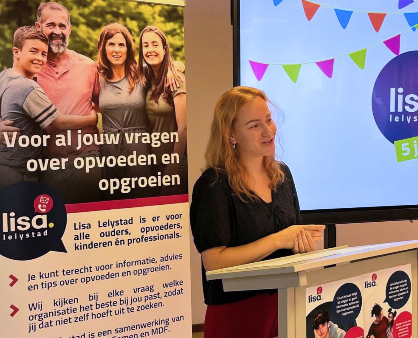 Projectleider Josca Zuijdgeest staat bij banner van Lisa Lelystad