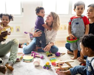Ouders en kinderen aan het spelen