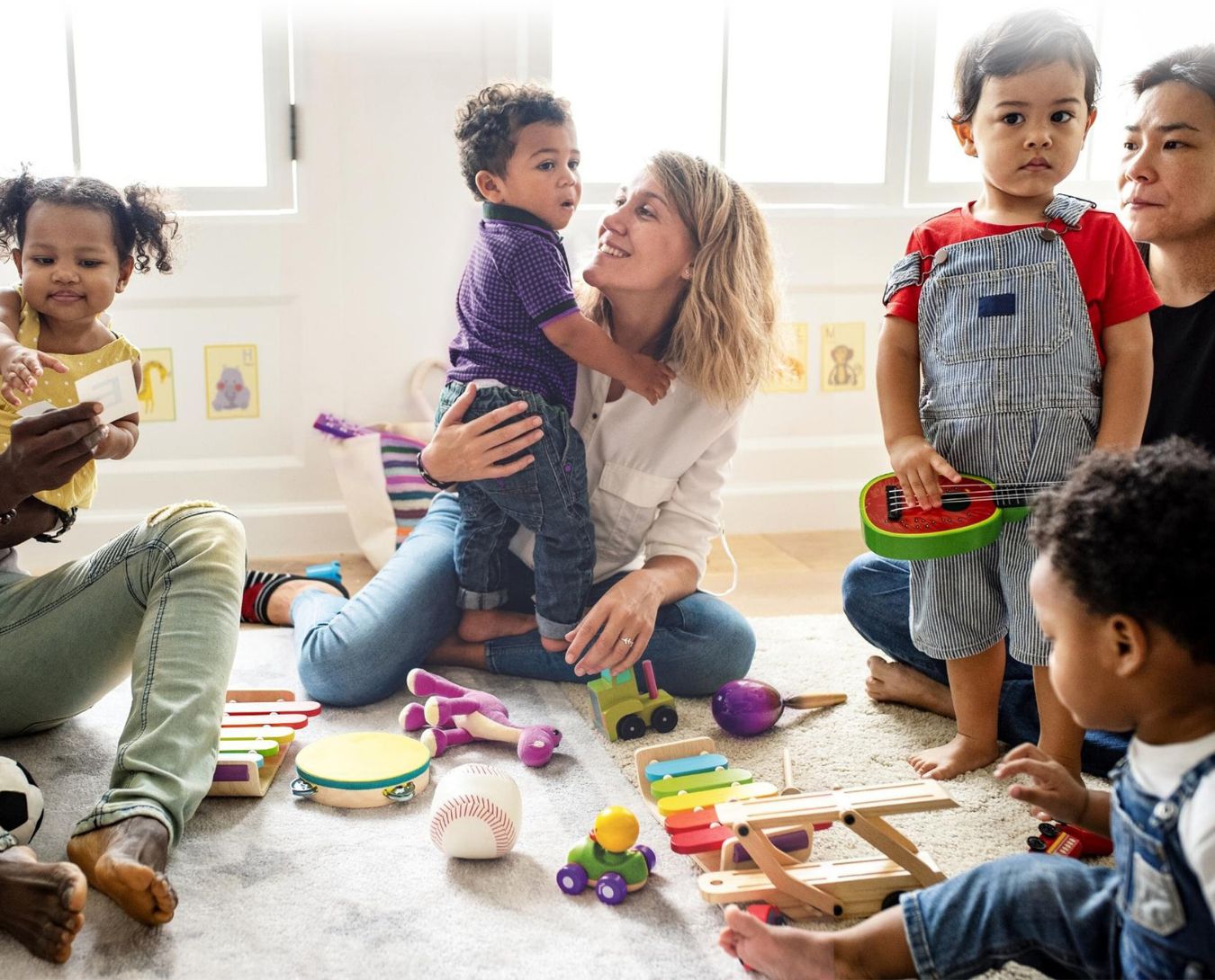 Ouders en kinderen aan het spelen