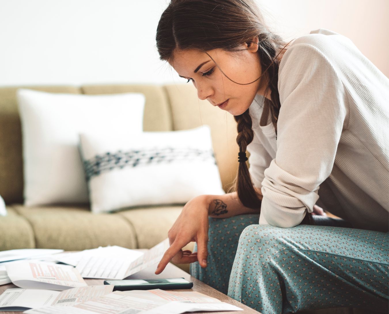 Een vrouw rekent met het budget