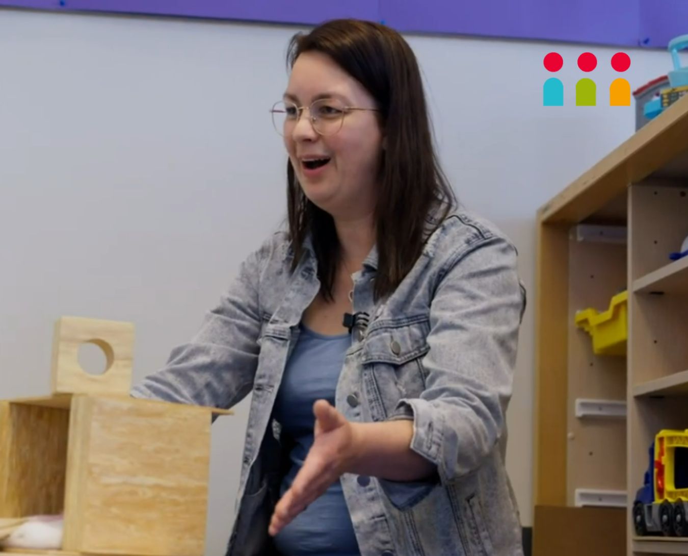 Een medewerker van GOAB legt uit wat voorschoolse educatie is